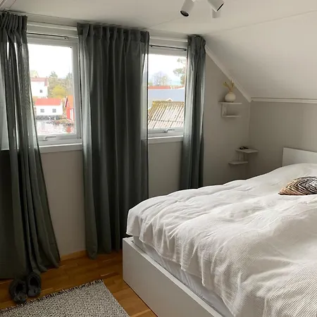 Ved Sjoen Pa Andabeloy, Bat Leies Flekkefjord